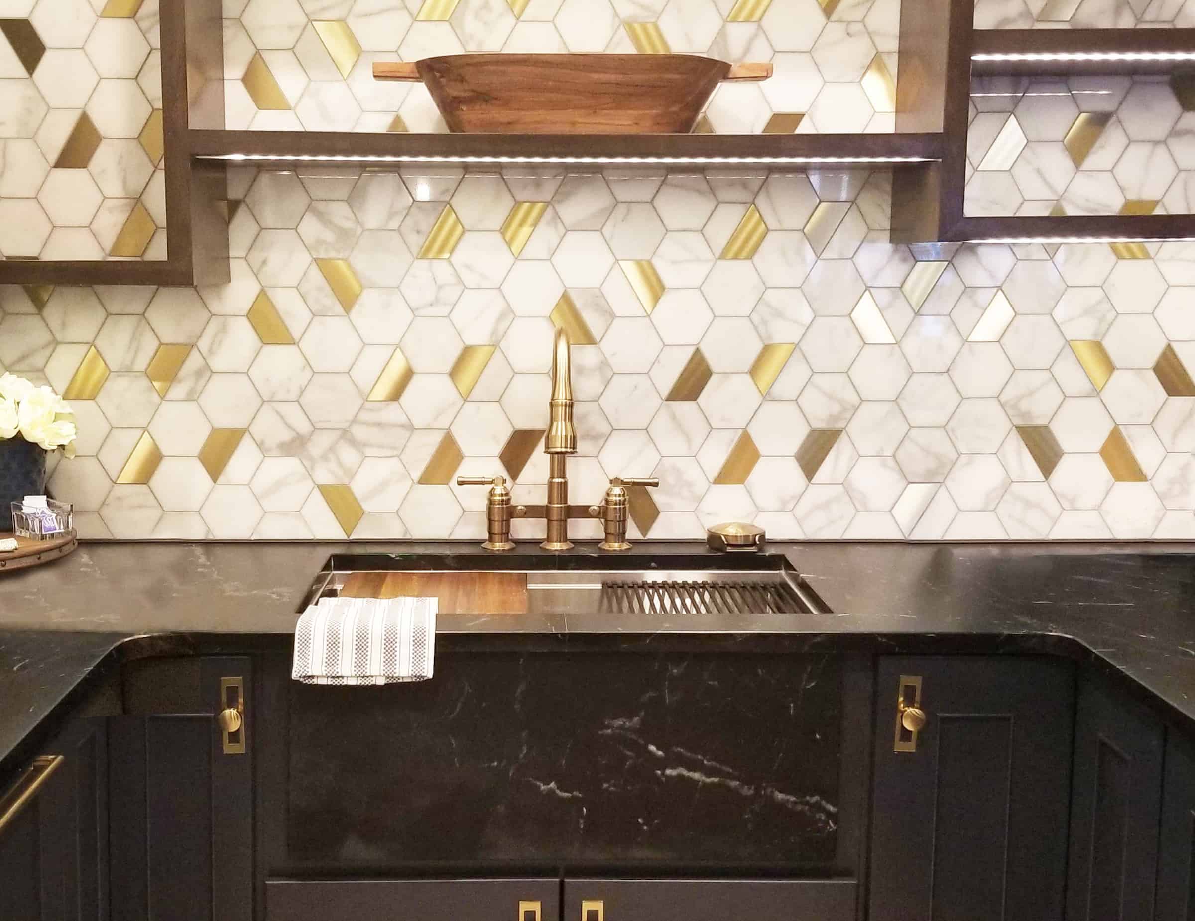 Colorful kitchen backsplashes