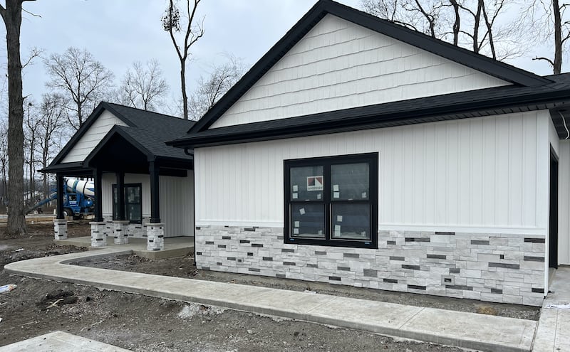 faux stone in black and white at the base of a home exterior and columns