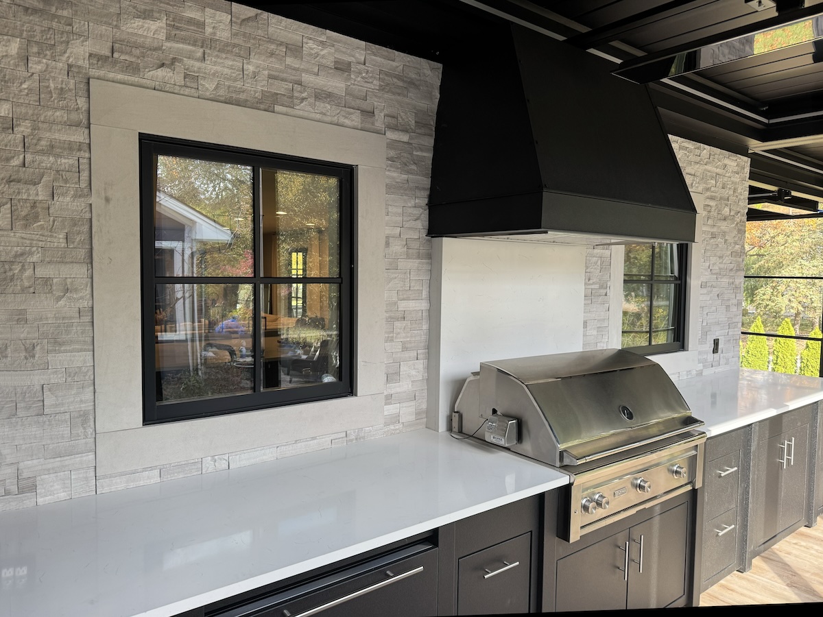 pale grey stone backsplash on an outdoor kitchen