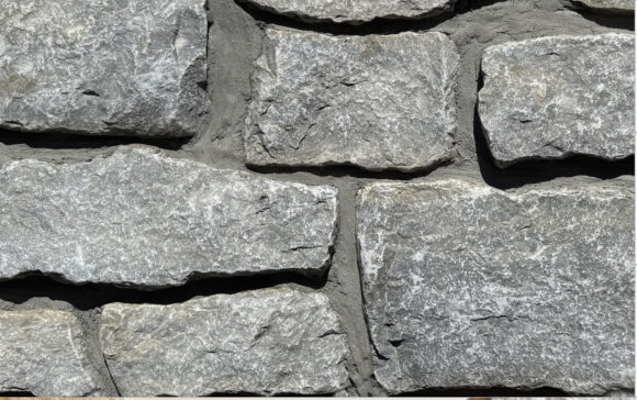 Tumbled finish loose stone limestone in shades of light grey, gold and blue-grey undertones