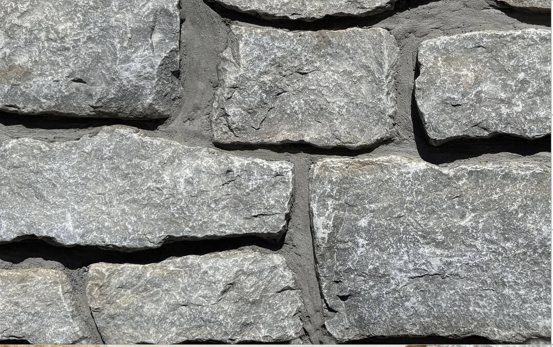 Tumbled finish loose stone limestone in shades of light grey, gold and blue-grey undertones