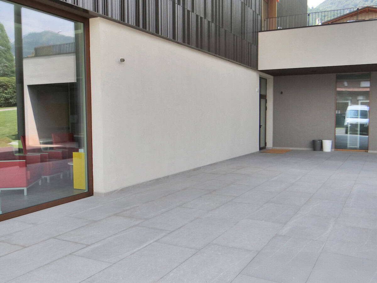 Light medium gray colored outdoor porcelain pavers that resemble clouds as they are very random and look beautiful in an outdoor patio setting